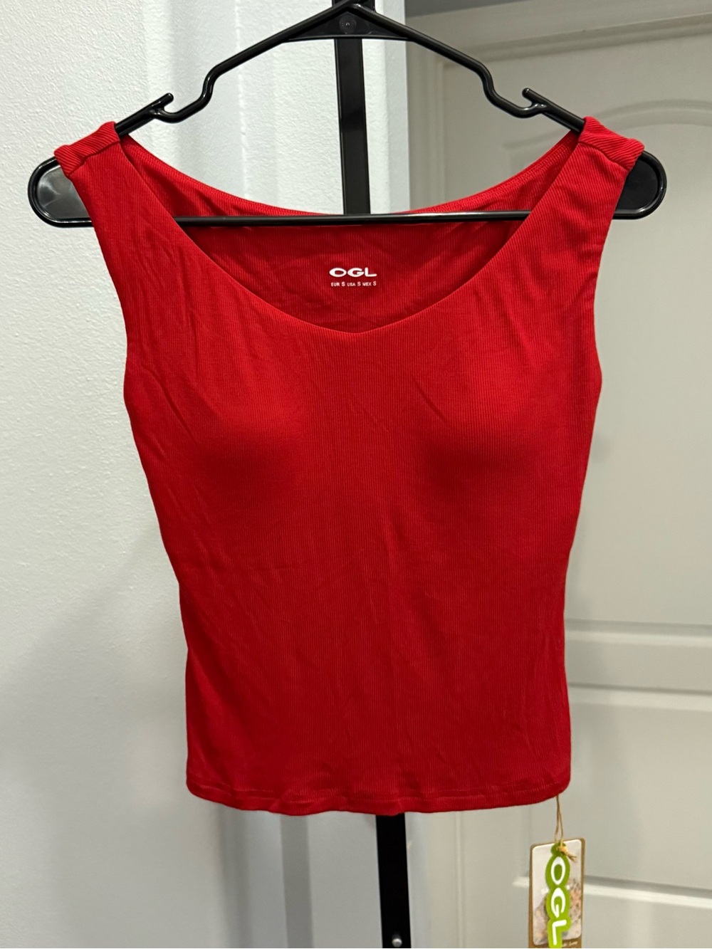 OGL Move Essential Airy Built-In Bra Top Size Small Red Bra Free Top NWT New